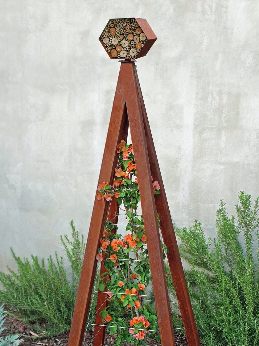 Bee Bungalow + Akoris Garden Tuteur Jr. 1 Bee Bungalow + Akoris Garden Tuteur Jr.